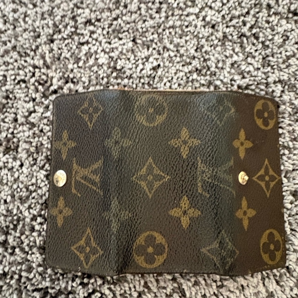 Louis Vuitton Vintage Monogram Four Key Holder - Picture 9 of 10